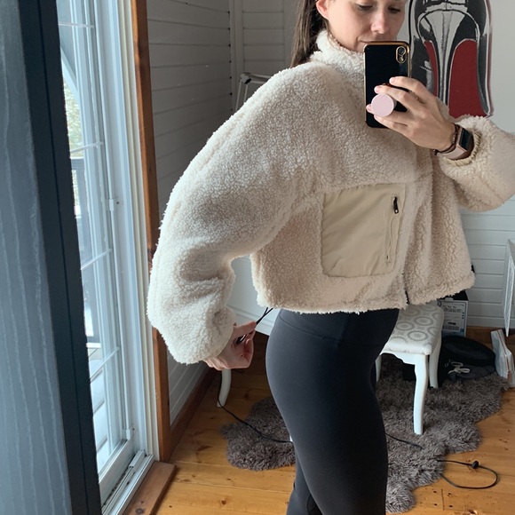 Cream Sherpa crop jacket size medium - Picture 2 of 5